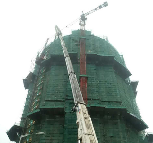 建宁吊车在工地上作业